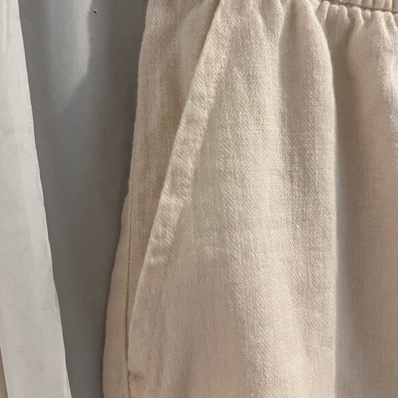 Old navy ivory cuffed drawstring waist shorts size small - Picture 3 of 5